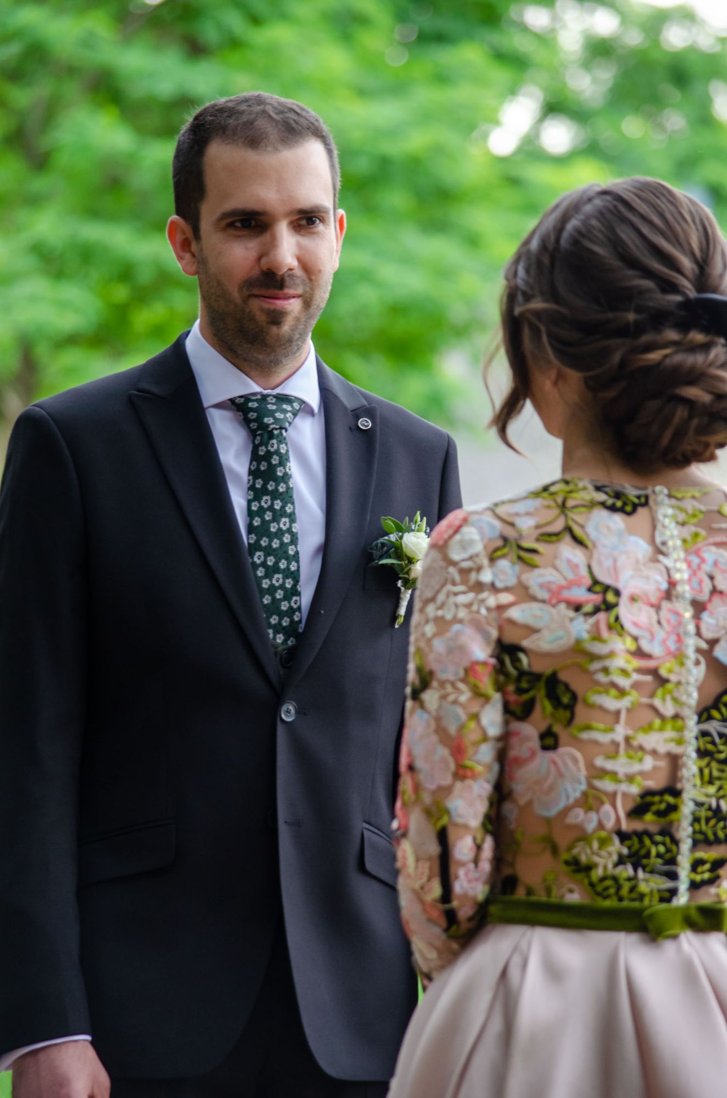 Eszter és a gyönyörű, színes virágos esküvői ruha