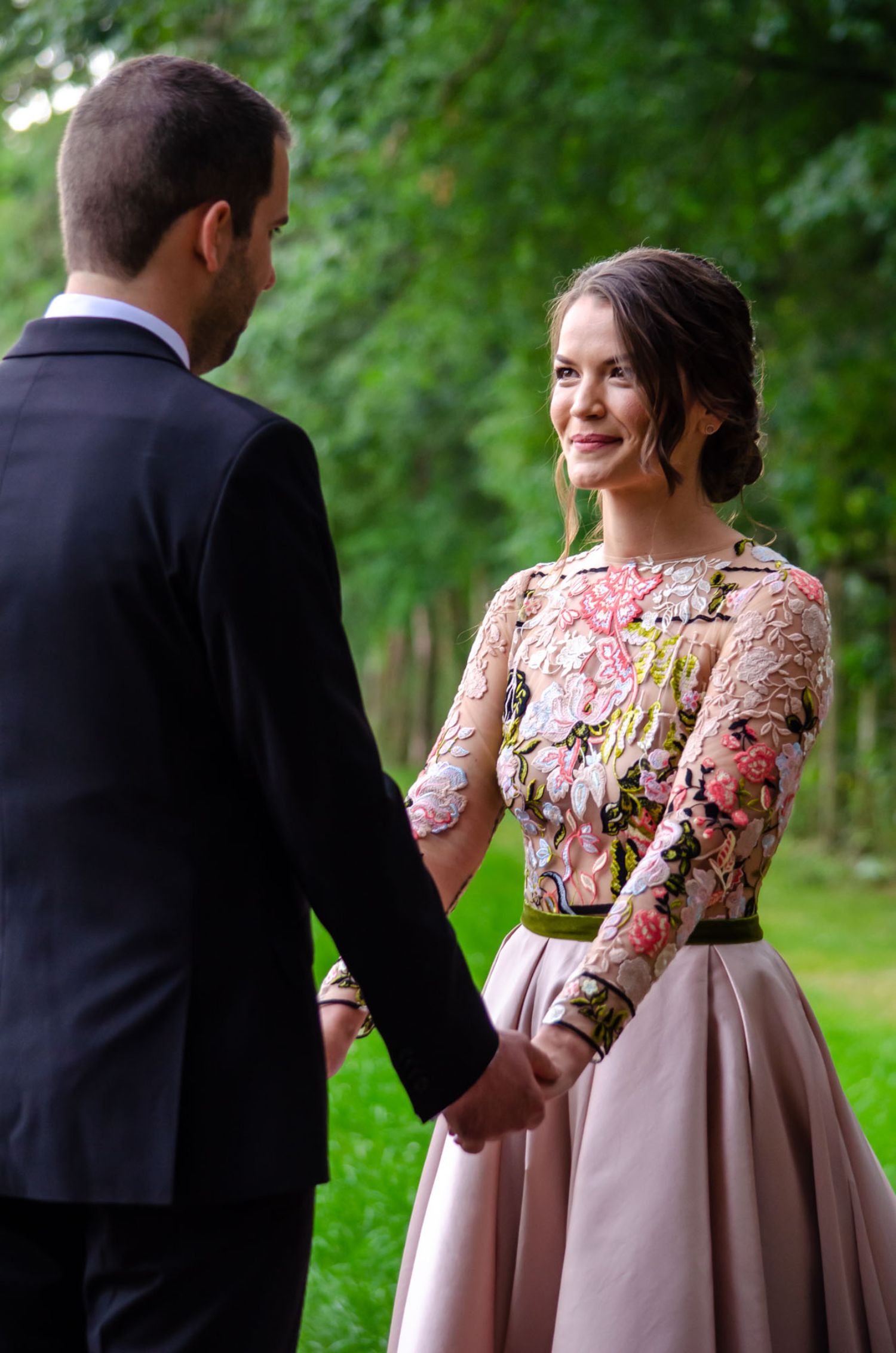 Eszter és a gyönyörű, színes virágos esküvői ruha