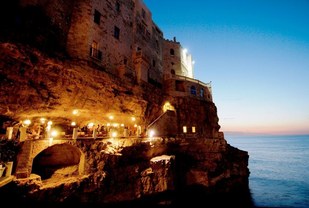 ,Polignano a Mare,Grotta Palazzese,Olaszország,romantikus étterem,romantikus úticél,nászút 2017,